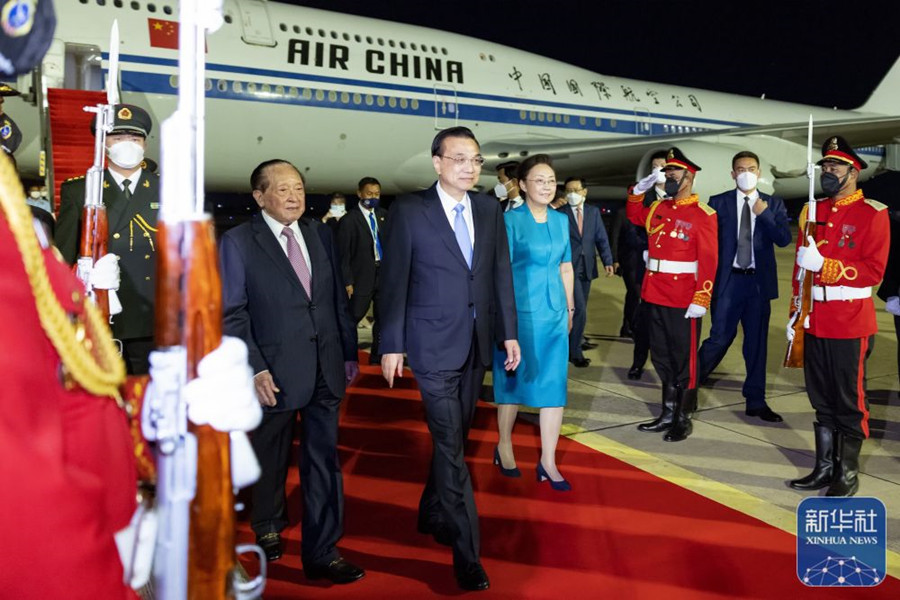 李克强抵达金边出席东亚合作领导人系列会议并对柬埔寨进行正式访问(图1)